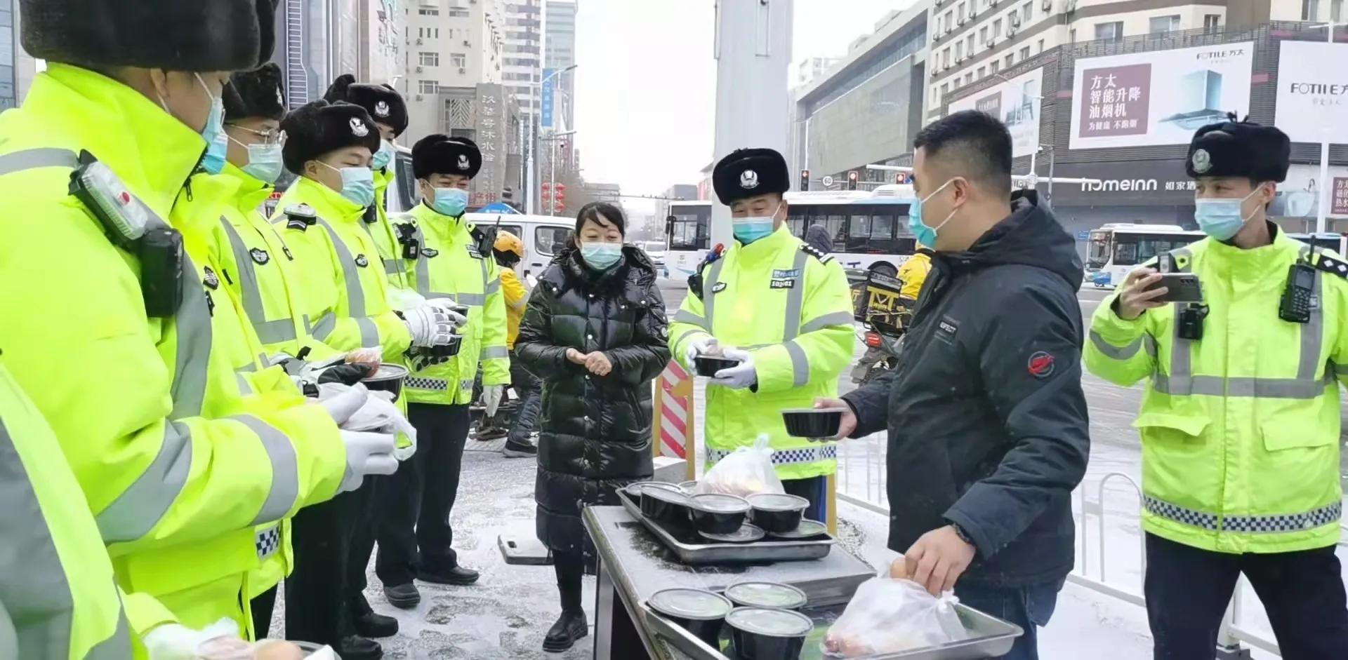 腊八节社区举办腊八粥活动,寒冬送温暖腊八粥