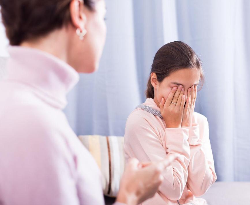 女儿被泼饮料妈妈遭羞辱,因为打翻牛奶被妈妈辱骂