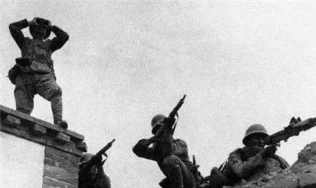 他被誉为“南阳第一刀”，一人砍翻10个鬼子，被偷袭身中10枪牺牲