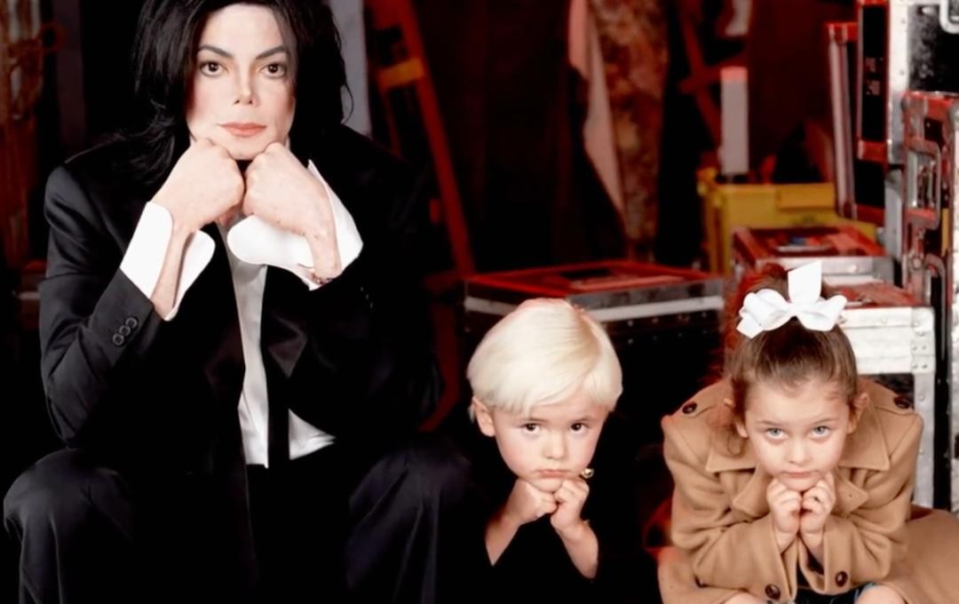 2009年杰克逊去世：长子遗传白癜风，女儿14岁被侵犯，幼子最像他