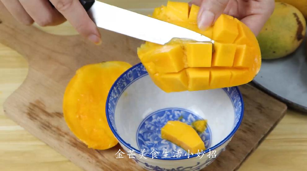 芒果的正确切法不粘手不流汁,不用刀切芒果正确方法