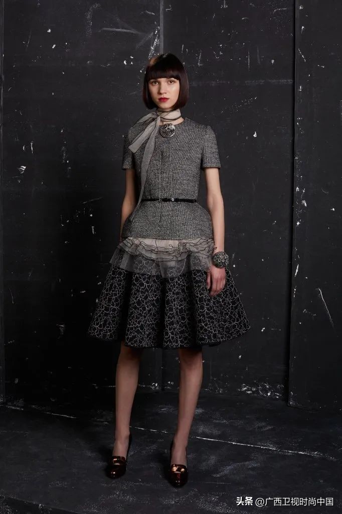 超大纱蝴蝶结怎么搭配,两个小蝴蝶结怎么搭配甜美