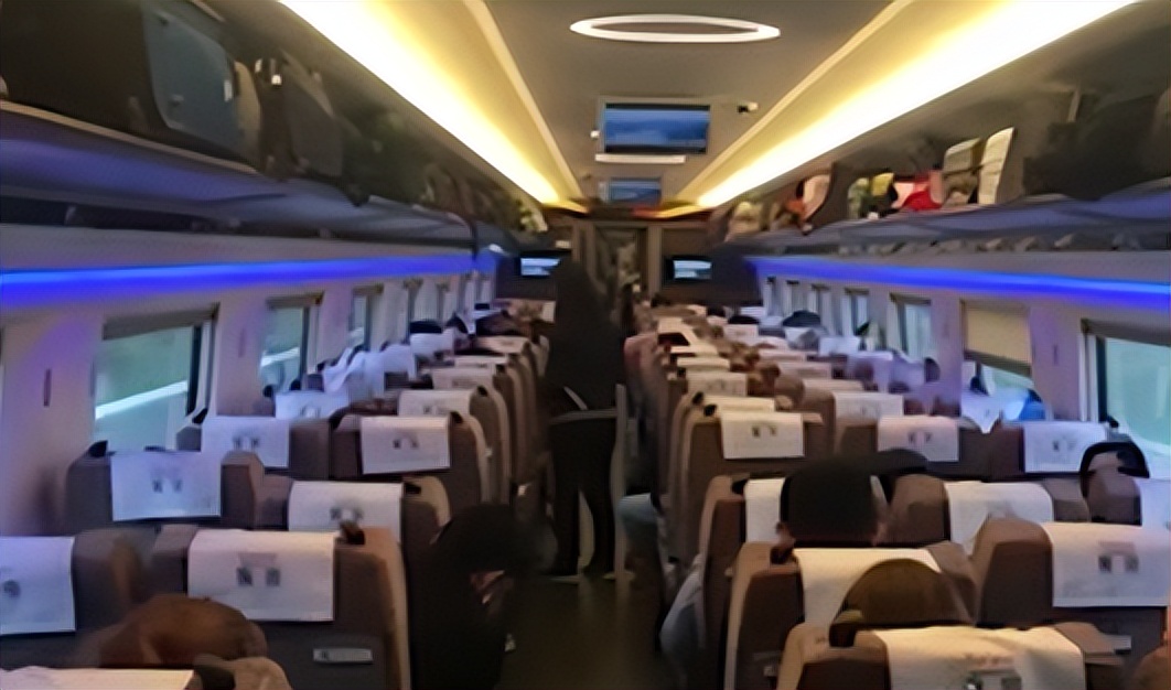 被骂上热搜的“卫生巾”，月经羞耻吗？怎么来个例假就羞耻了呢