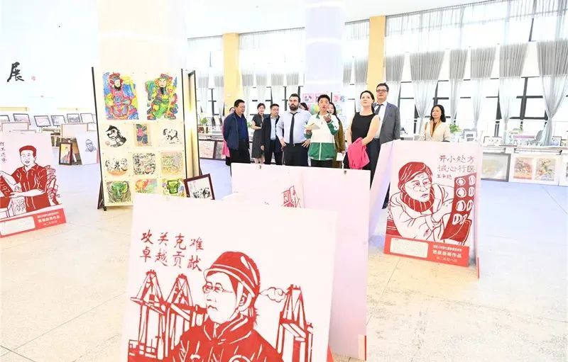 法国欧坦市市长一行来渝交流考察,法国欧坦市市长访问学校