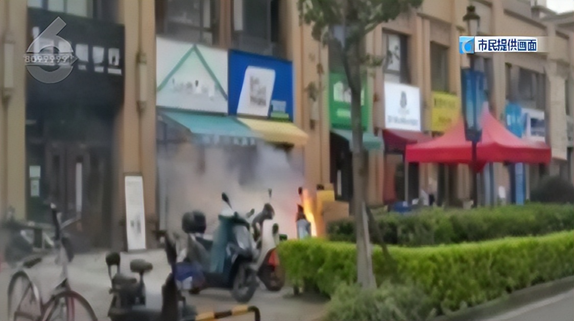 火灾现场突然爆炸吓到众人,太吓人半夜楼下着火了火灾现场