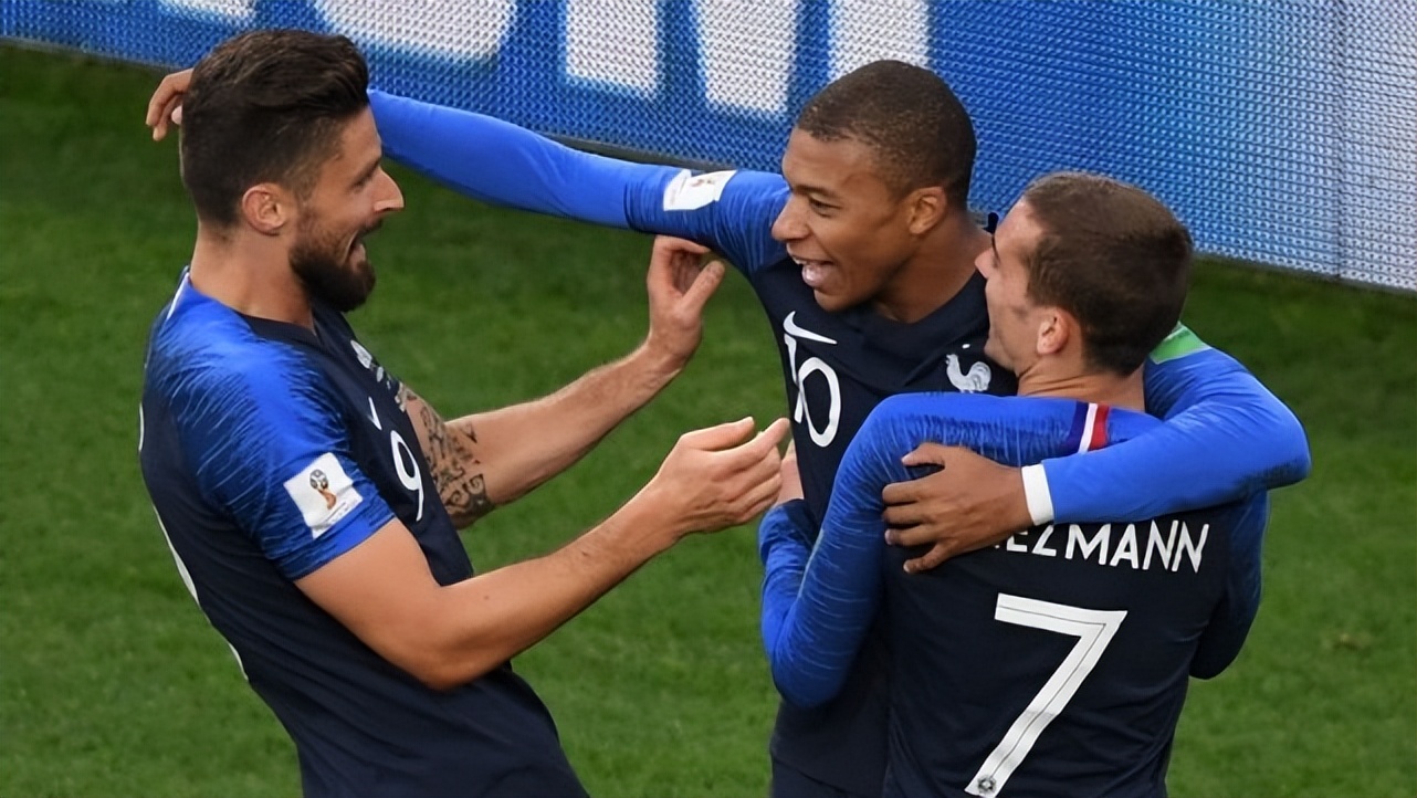 本泽马为什么离开德尚,德尚通知本泽马离队