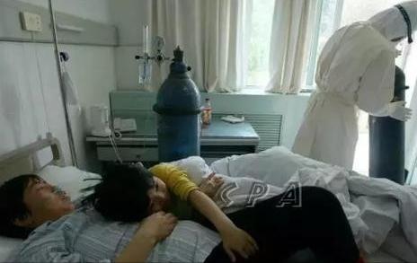 老人捡弃婴考上清华父母认亲,女子捡到弃婴7年父母找到