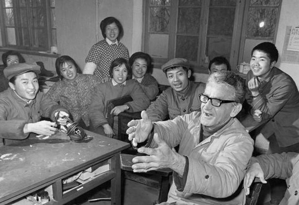 美国大兵阵亡回国最后的荣耀,美国大兵给德军俘虏发香烟