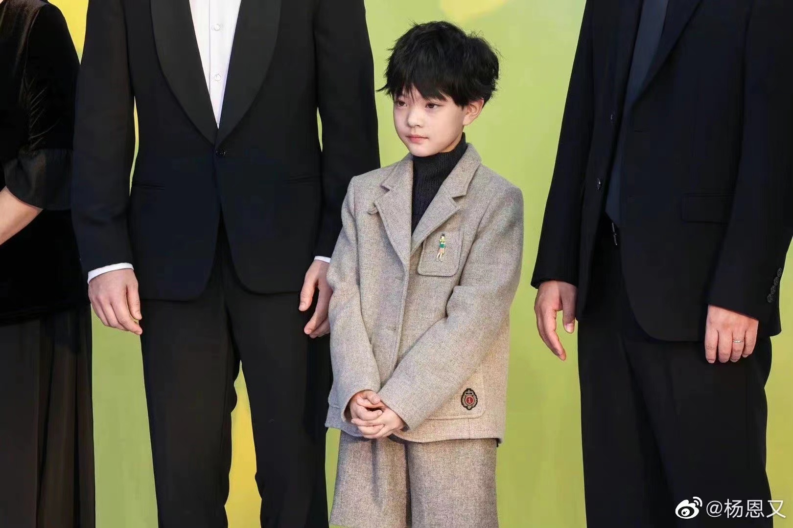 9岁的杨恩又好圈粉，短呢套装搭配马丁靴，剪短发后又帅又可爱