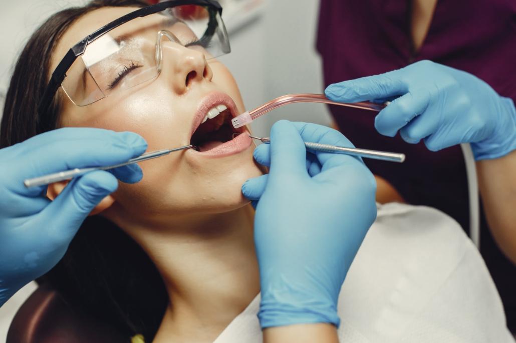 拔完牙五天嘴里臭臭的血腥味,拔完牙后吞咽口水臭臭的