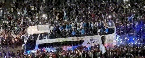 阿根廷夺冠庆祝游行震撼场面,阿根廷夺冠球迷激动瞬间