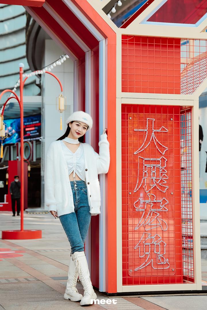 新年逛市场买衣服,买新衣购年货新春佳节味渐浓