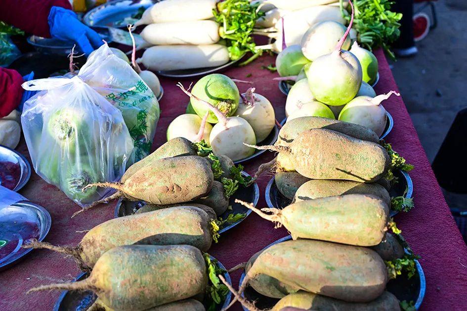 西山脚下的早市,闲逛最具人间烟火气的早市