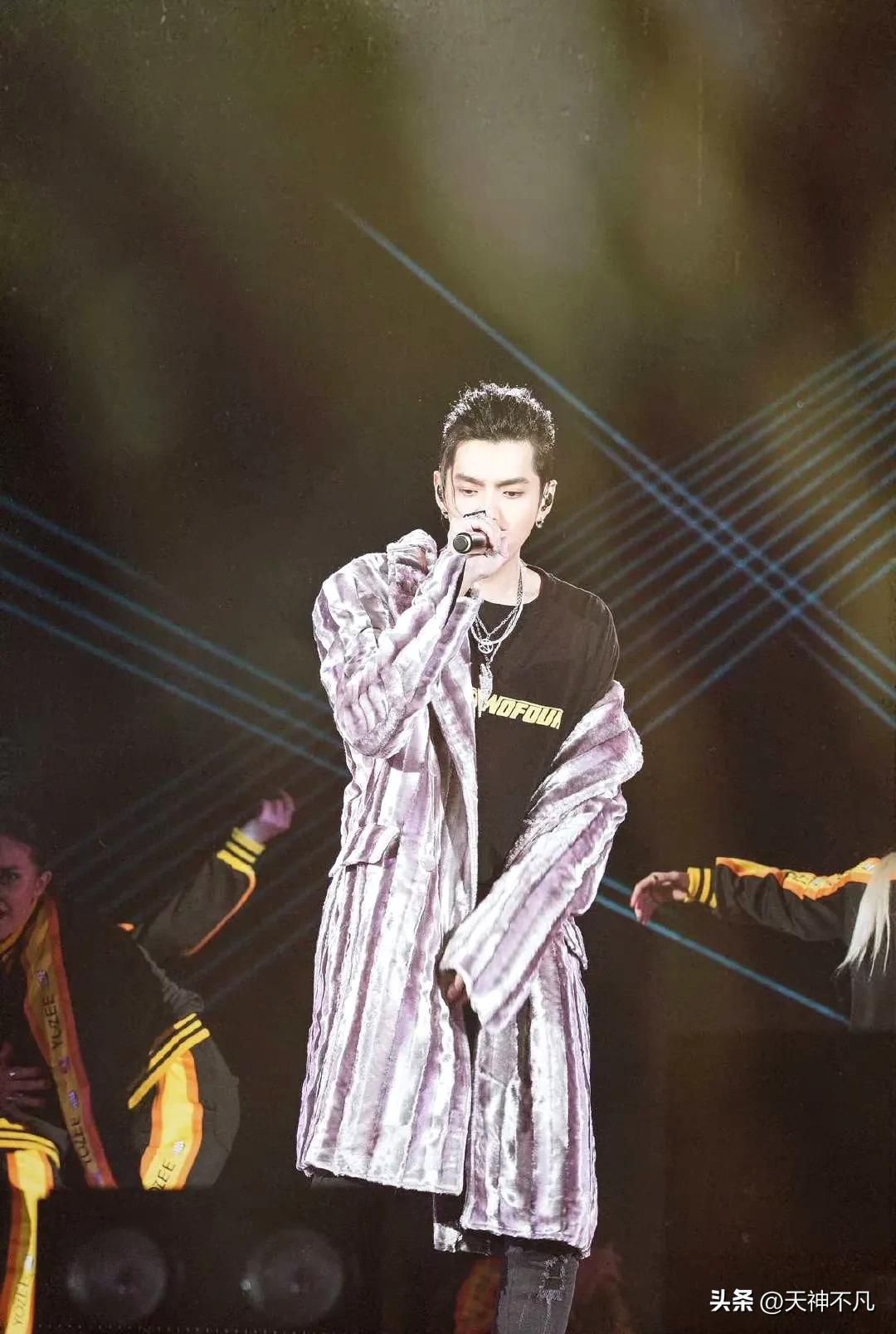 吴亦凡狱中生活曝光，两人照顾他的生活，当了班长坚持音乐创作