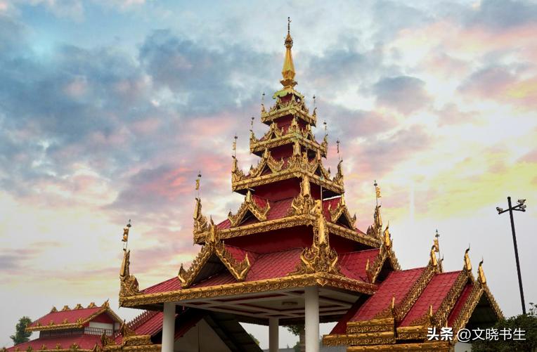 在哥达王朝时期的建筑中,哪些特征体现了该时期独特的空间构成