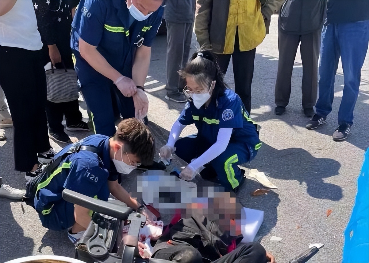 老人车祸医院真实抢救视频,老人摔伤120到场急救