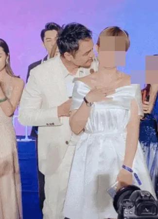 下跪替老公庆生，51岁冻龄美魔女这次也翻车了？