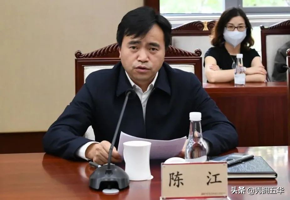 陈江以区人大代表正式候选人身份与选民见面交流