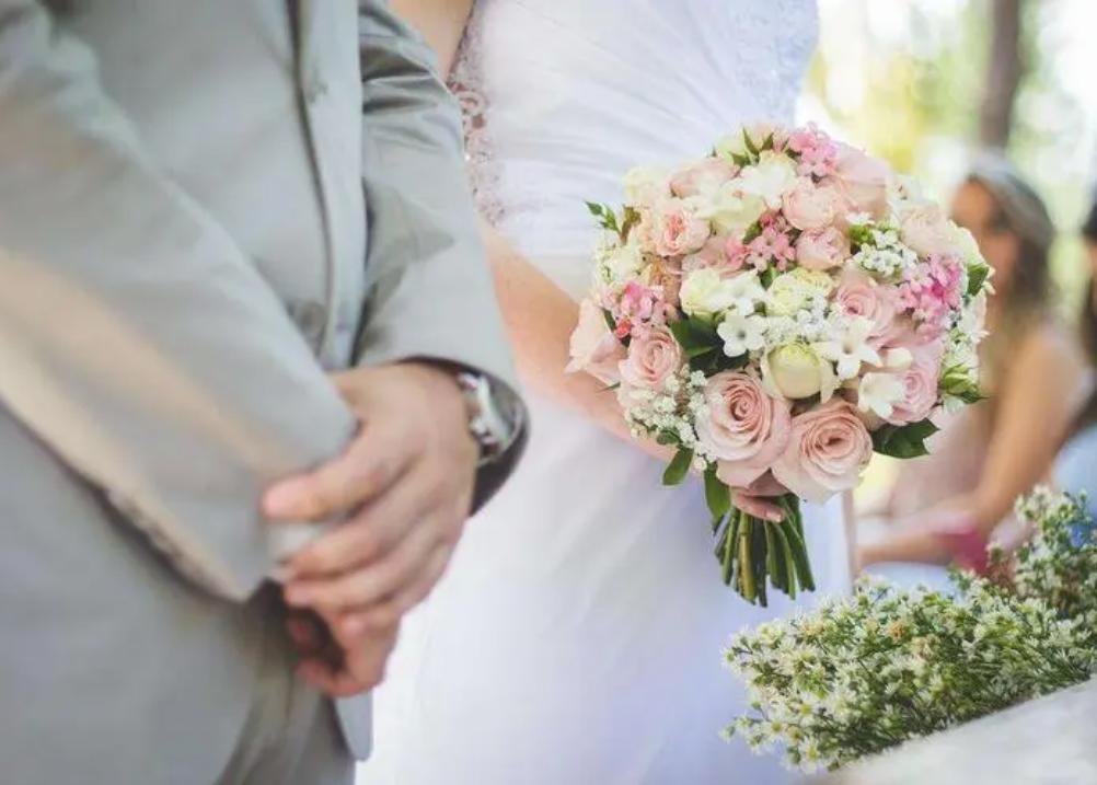 40岁女性下眼皮发黑是什么原因,女性腹股沟发黑是什么原因怎么办