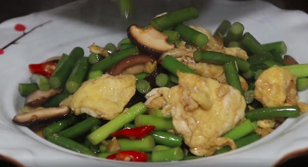 炒蒜苔怎么避免炒糊了,炒蒜苔时最忌直接焯水