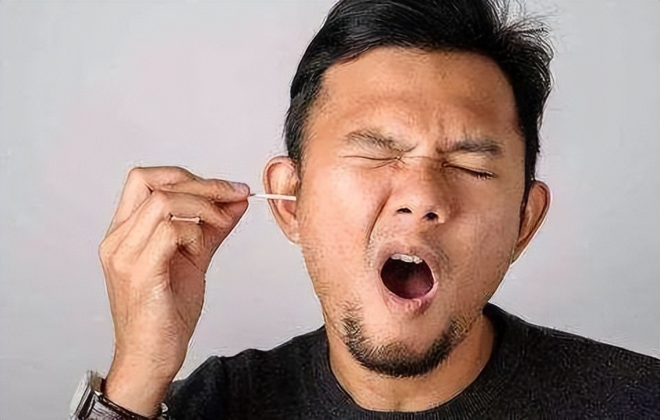 耳朵里面发痒怎么回事怎么去治疗,耳朵里面有黄色分泌物有臭味发痒