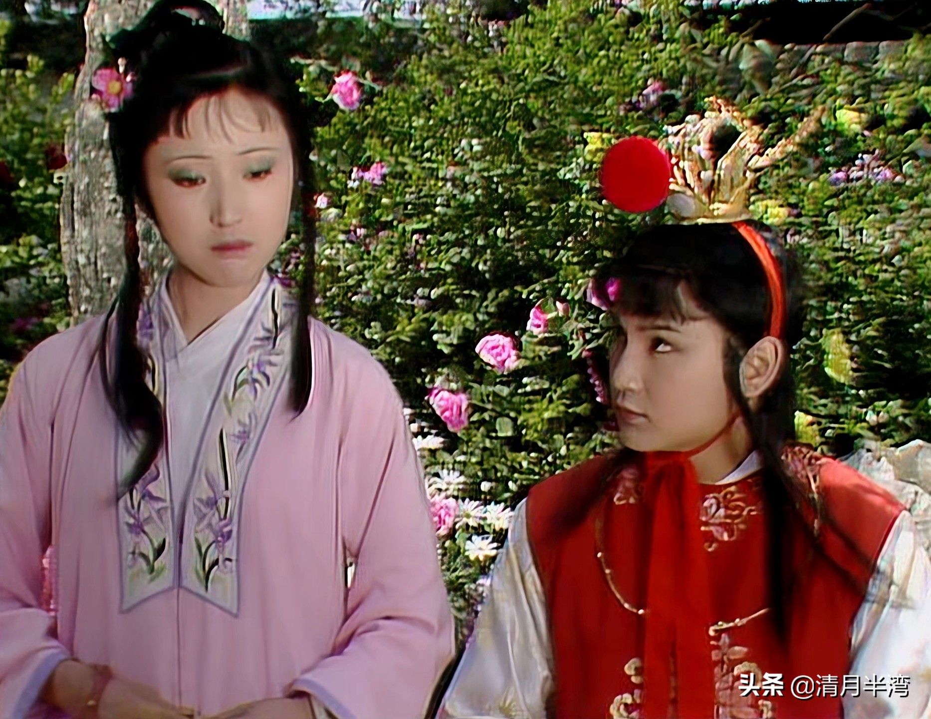 同样是演“宝黛读西厢”，87版美得像古画，新版怼脸怼嘴还怼胸？