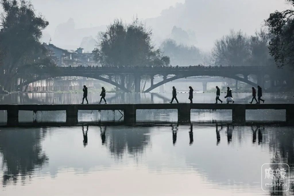 辛夷诗评|向内书写与向外表达——黄钟诗歌浅析