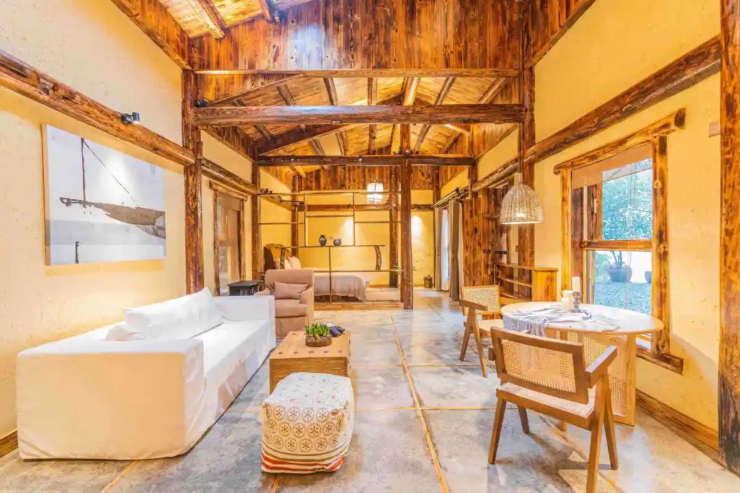 神仙眷侣辞掉高薪工作，爆改废弃山谷，悬崖高空造无边恒温泡池