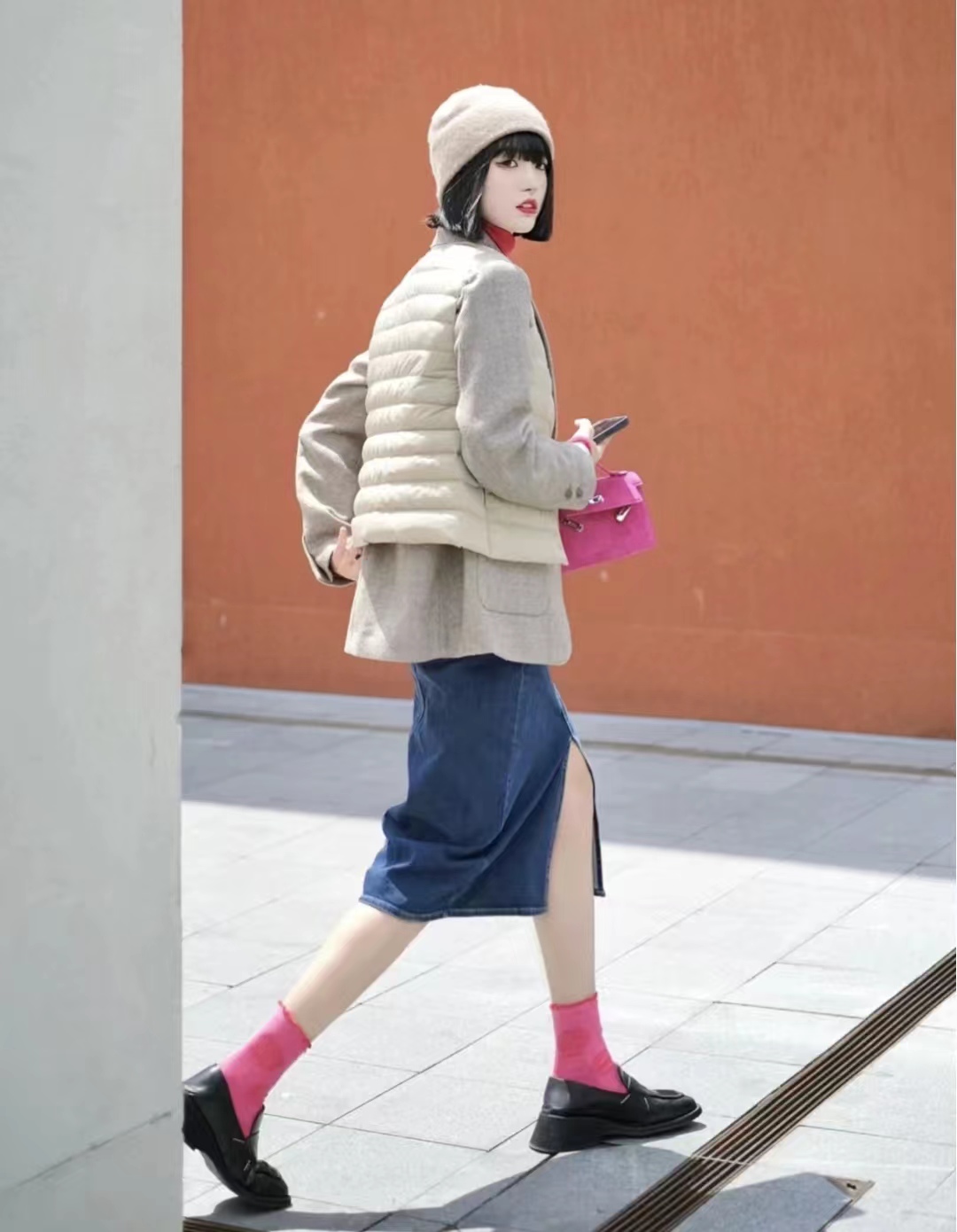 浅蓝色羽绒服怎样搭配黑色半身裙,短款白色羽绒服的最佳搭配半身裙