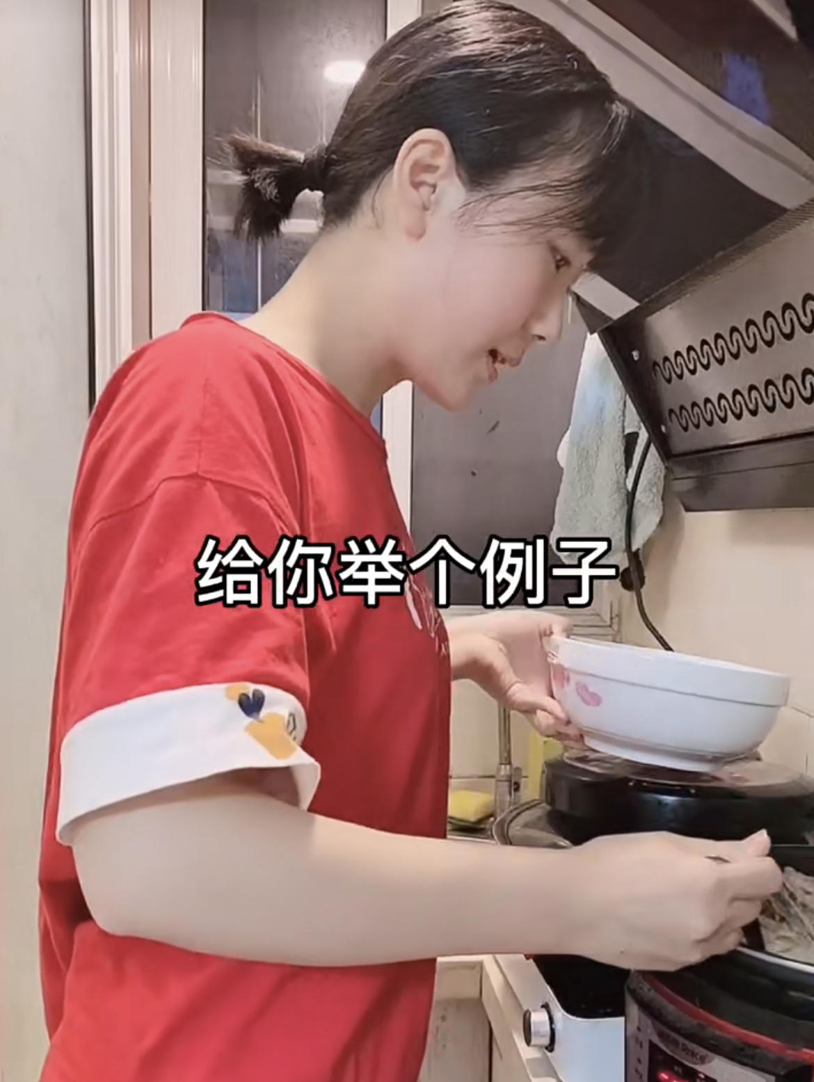 28岁江苏美女,在厨房拍视频,月入10万元,圈粉1200万,凭啥?