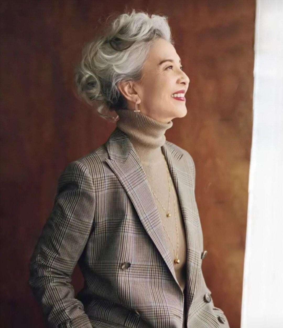 40岁女人适合短发还是长发,女人过四十留长发还是短发显年轻