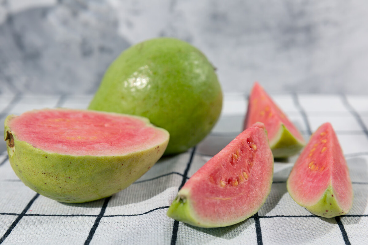 红心芭乐跟红宝石番石榴哪个好吃,红宝石芭乐番石榴海南