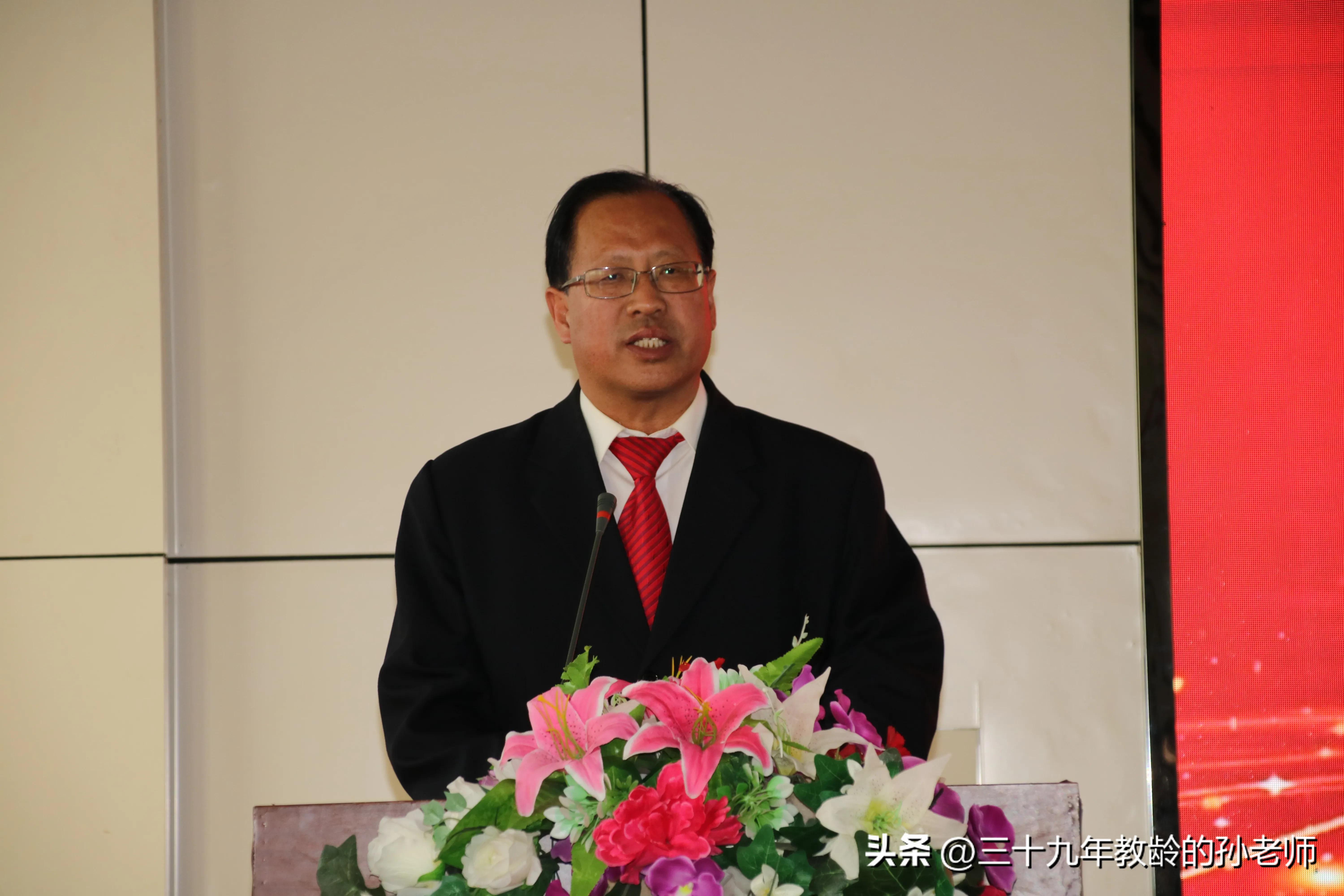 给老师新年贺词100字,祝老师的新年贺词短句