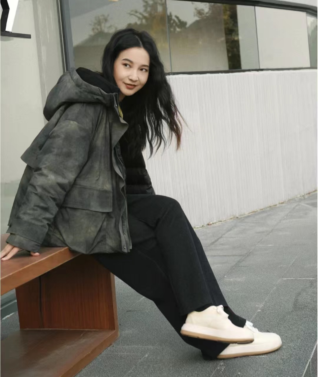 冬季穿什么颜色的羽绒服最百搭,流行的冬季羽绒服颜色搭配