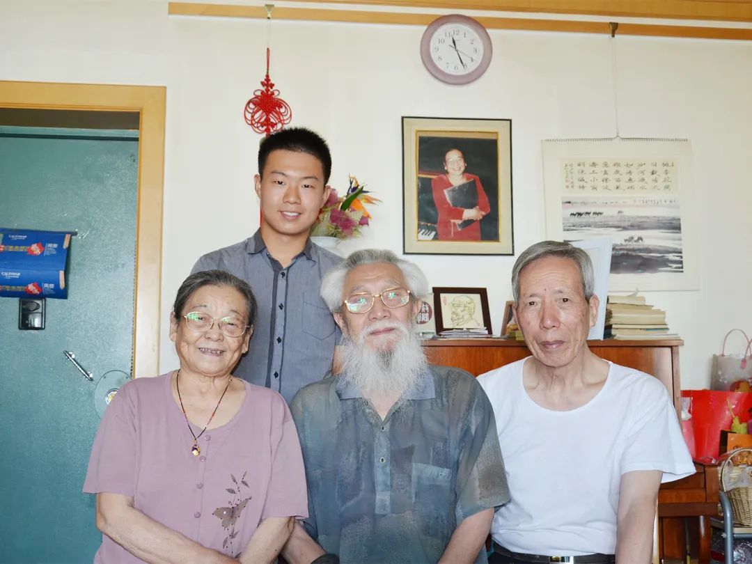 被作者选中首唱《*疆新**好》，她的歌声从*疆新**唱到了北京怀仁堂