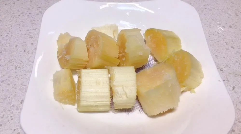 咳嗽最怕这杯茶化痰止咳又润肺,枇杷雪梨冰糖煮水治咳嗽