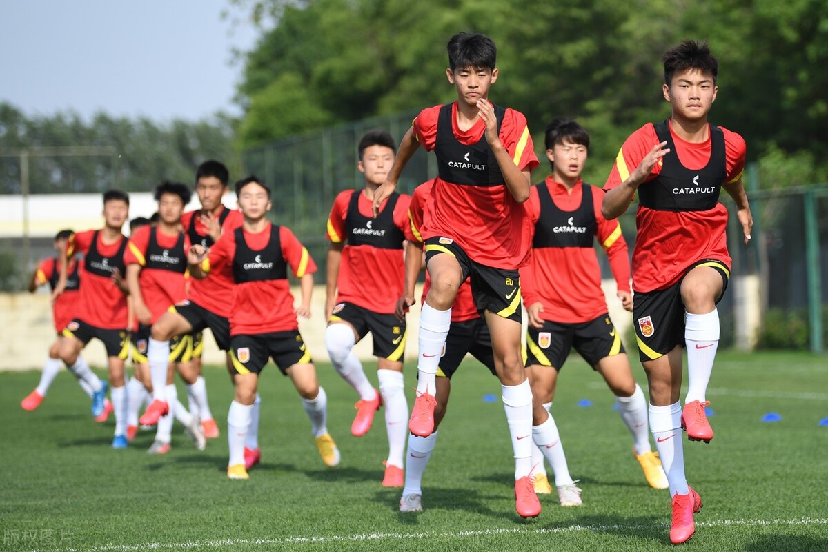 杨晨带领国足u16剃寸头,杨晨犹如一道闪电划过中国足球