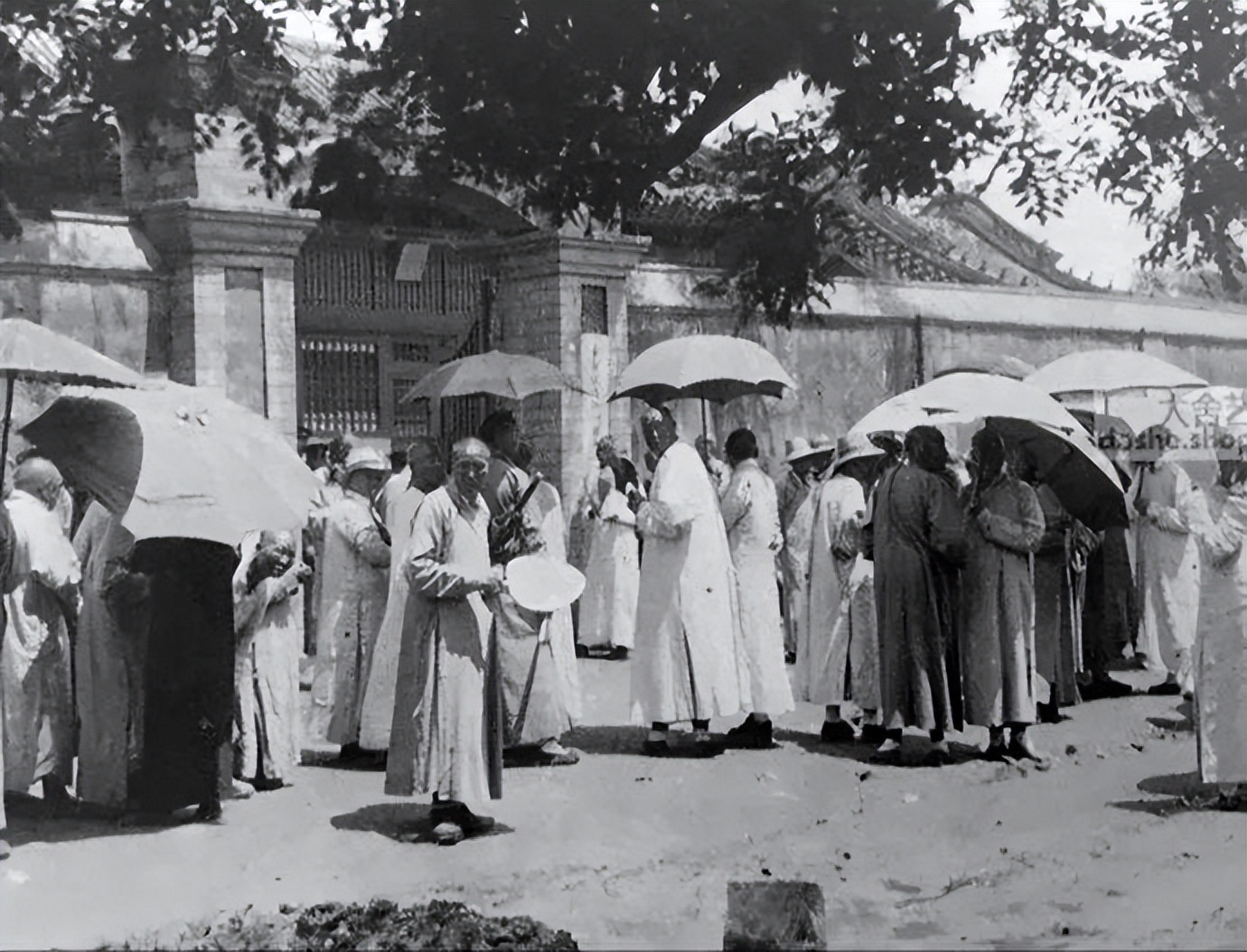 末代皇后婉容死后被扔在臭水沟边,末代皇后私生女