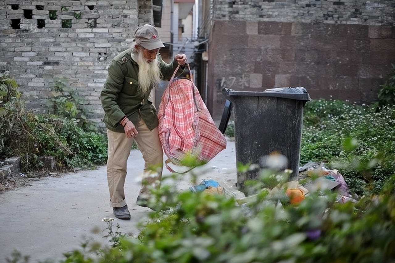 李继胜：87岁的他当“裸模”20年，与24岁女孩同住，子女都不来往