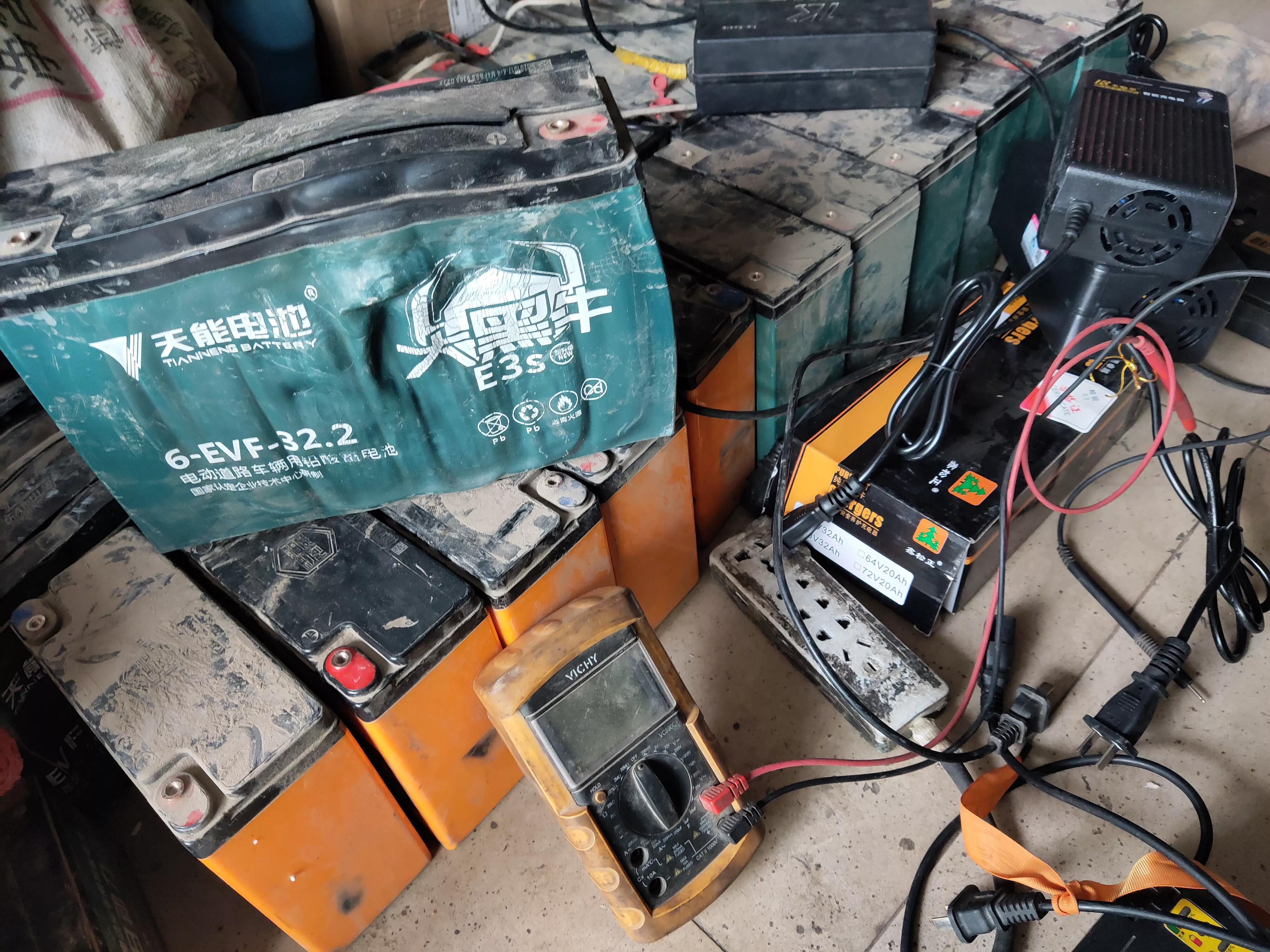 为什么电动车换电瓶要换一组,为什么电动车换电瓶非要以旧换新