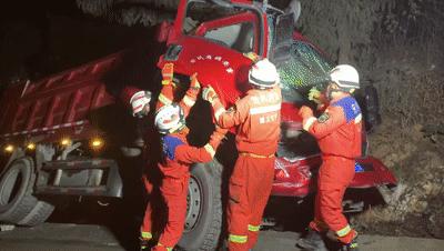 贵州一客车侧翻27人身亡救援现场,贵州一罐车爆胎侧翻