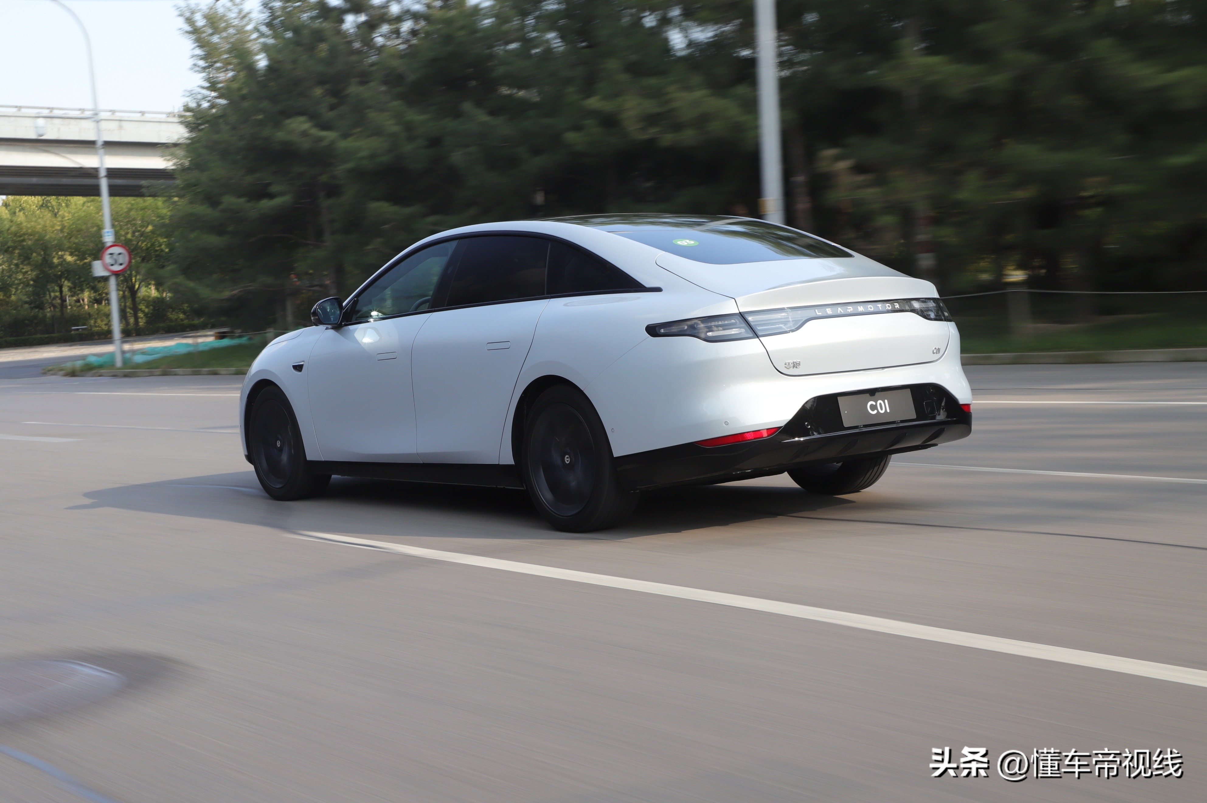 零跑c01的最新试驾视频,试驾零跑c01四驱高性能版