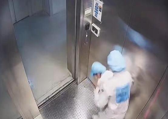 “紧抱、抚摸”男护士猥亵女同事被拘7日，称：我们只是开玩笑