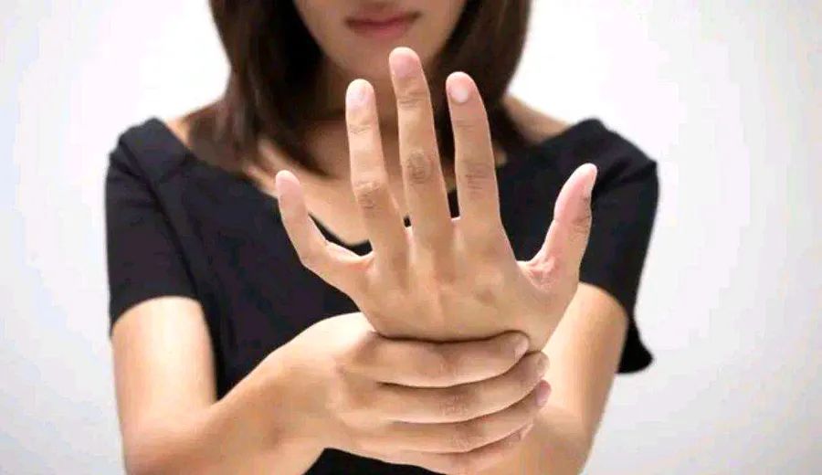 胸闷手麻需要就诊吗,手麻是什么病的先兆