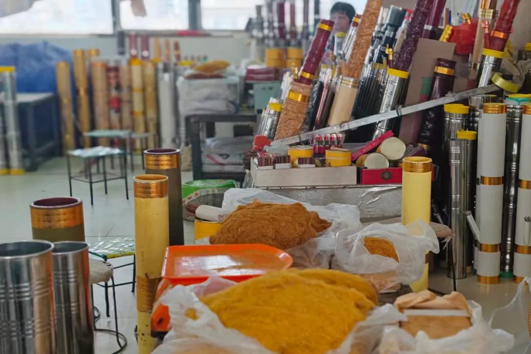 云南弥勒菜市场趣事：烟丝烟筒女人卖，妇女抱着烟筒抽