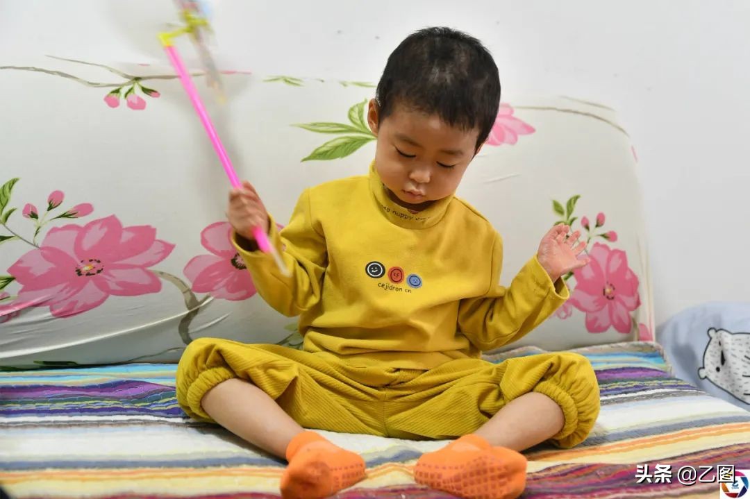 七岁儿子二次移植白血病妈妈,男童患癌2年扛过2次移植后复发