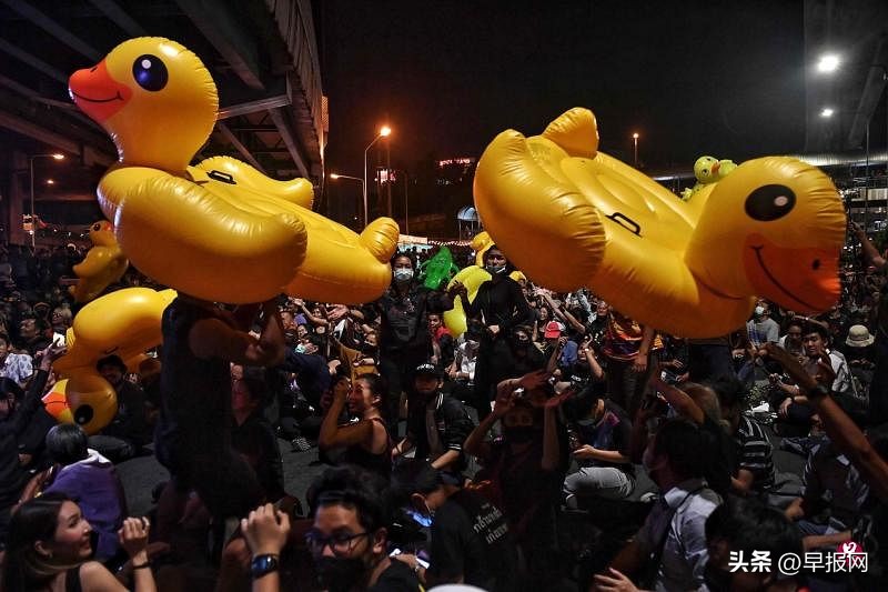 泰男卖印有小黄鸭日历被指*谤诽**王室判监两年