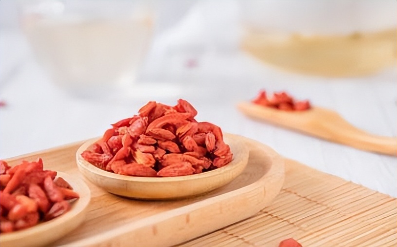 男人喝枸杞水能降血糖吗,长期用枸杞泡水喝是养肾还是伤肾