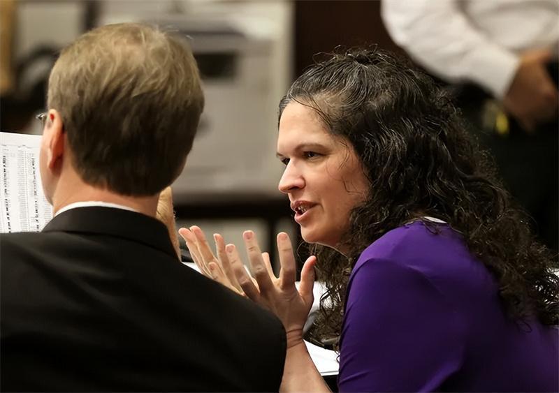 2006年，美国黑人小伙喜中3000万彩票，3年后尸体在水泥中被发现