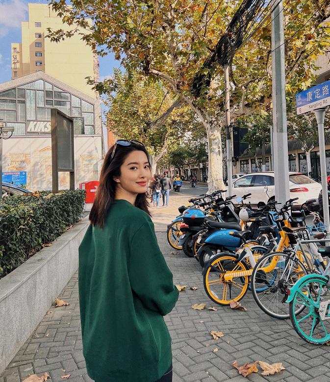 杨采钰西装裤搭配,杨采钰穿高级复古装